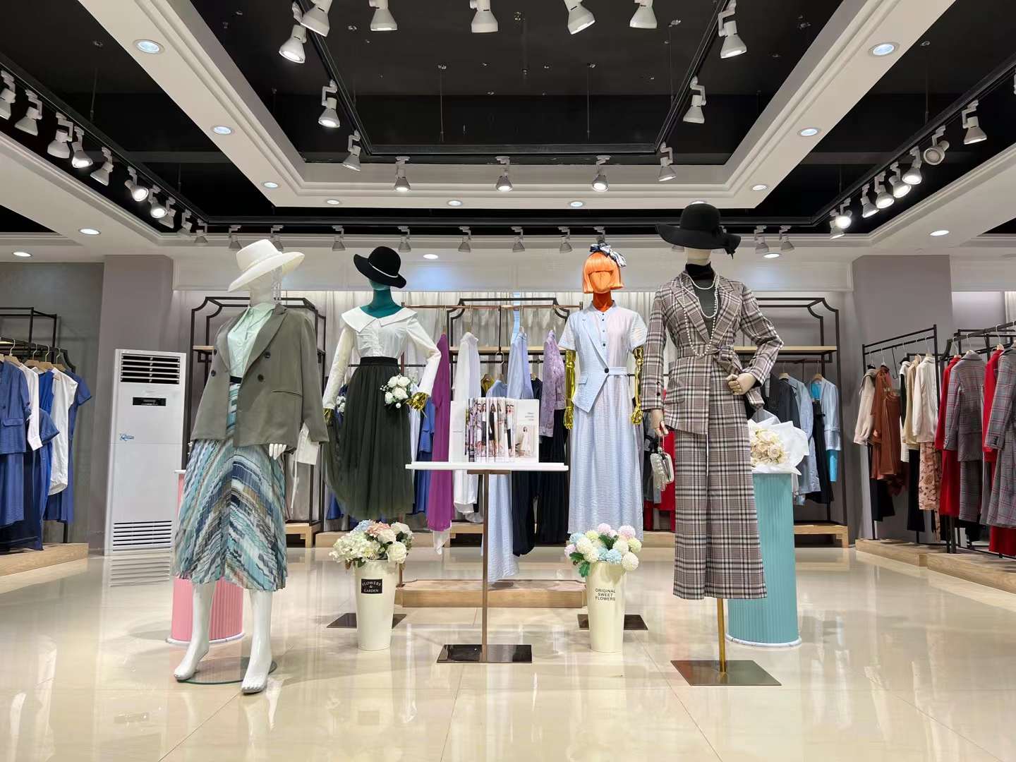 圖拉2023春品牌折扣女裝剪標(biāo)實(shí)體店直播一手貨源清倉批發(fā)