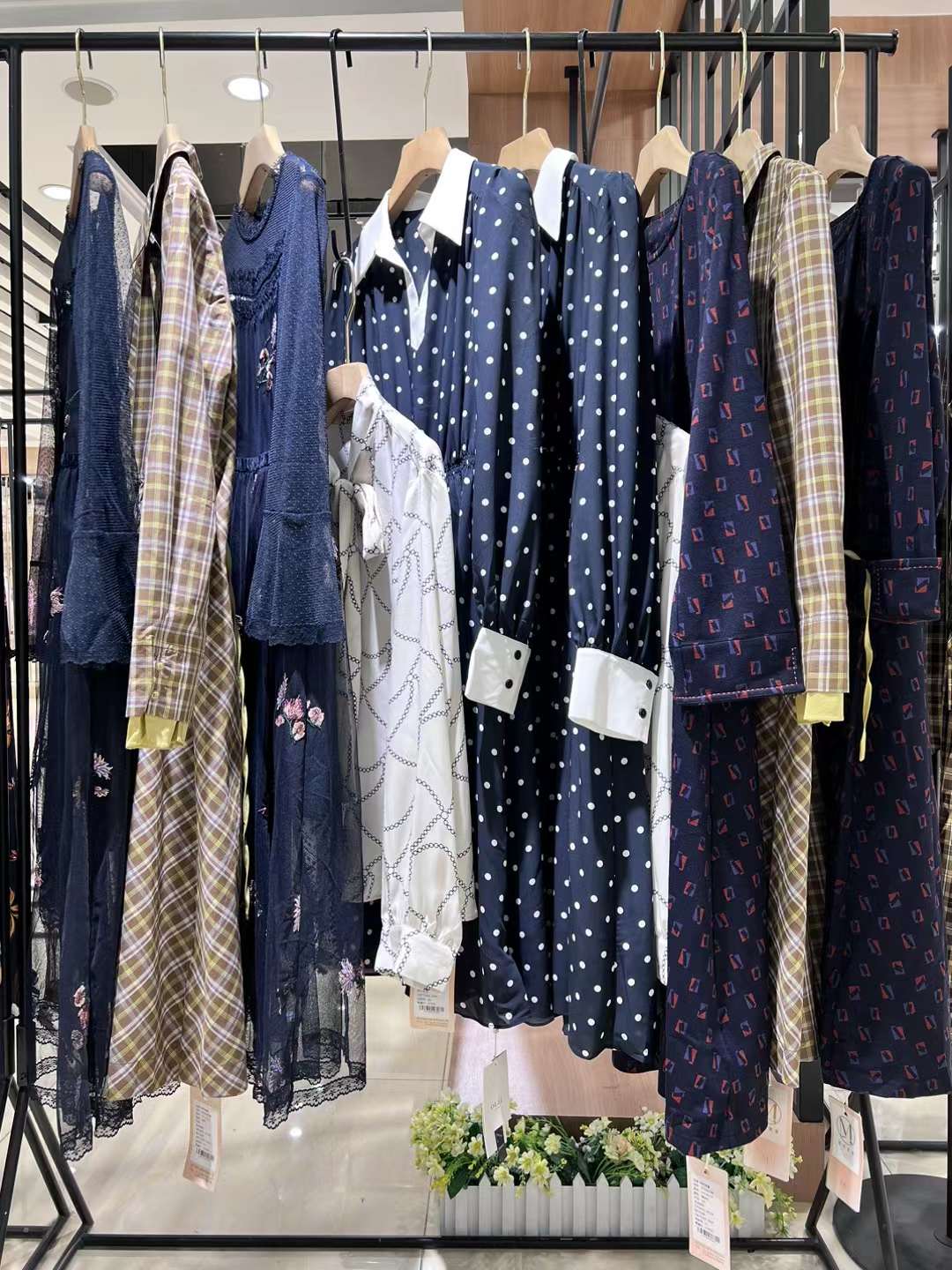 舒麗裝點(diǎn)2023春女裝羽絨服鵝絨 清倉(cāng)撤柜雜款走份批發(fā) 女裝一手貨源