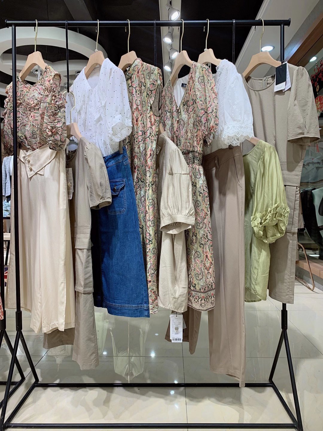華丹妮2023年春款品牌折扣女裝走份批發(fā)廣州直播尾貨供應(yīng)鏈