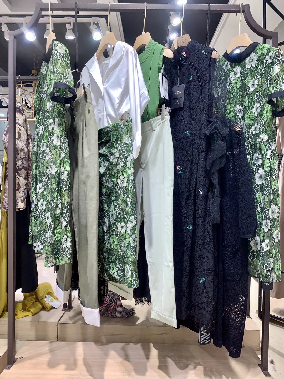 西娜維思2023新款品牌撤柜品牌折扣女裝尾貨雜款一手貨源批發(fā)直播貨源
