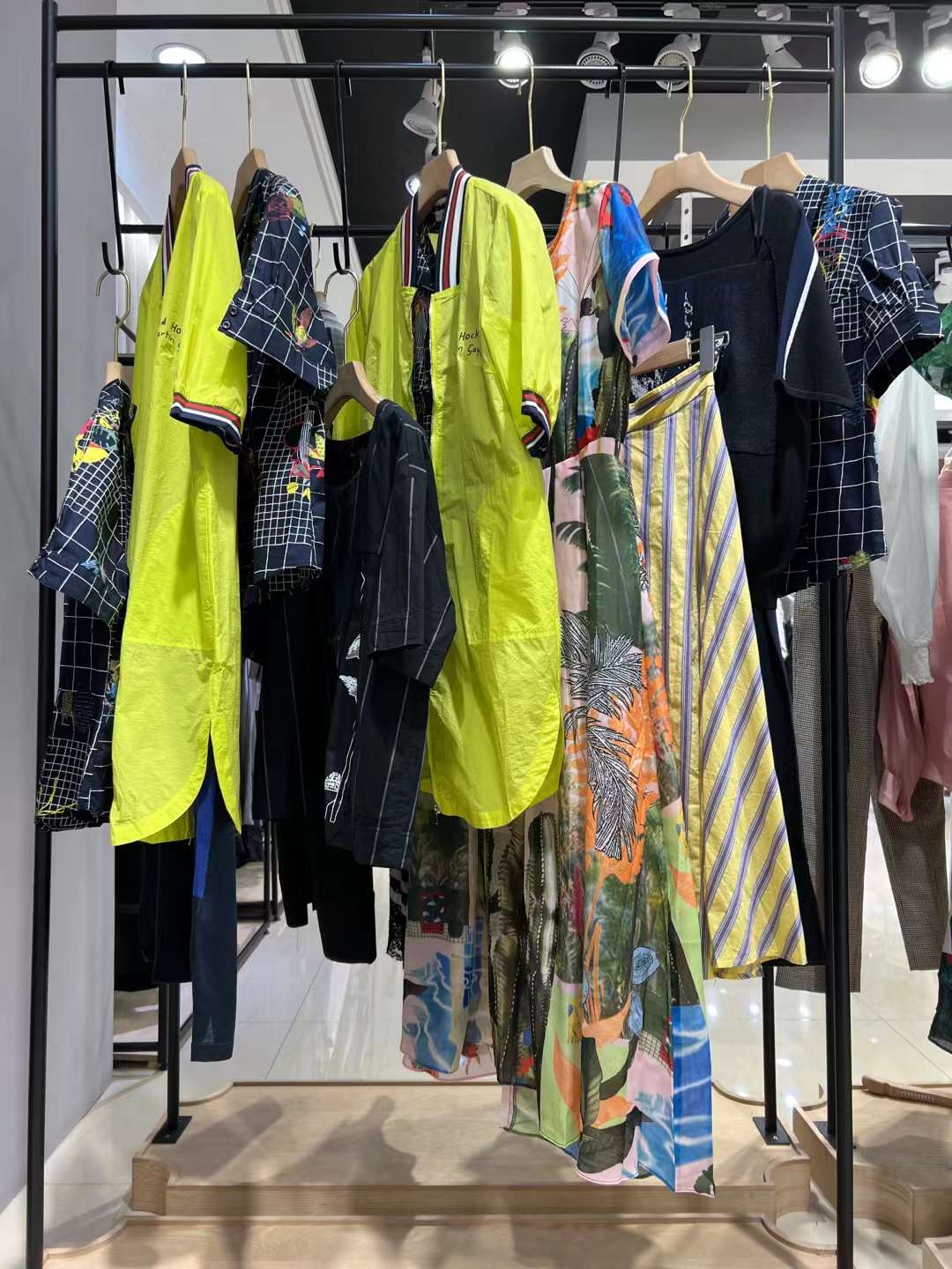 熙然2023新款夏品牌折扣女裝尾貨批發(fā)走份地?cái)傊辈ヒ皇重浽?  title=