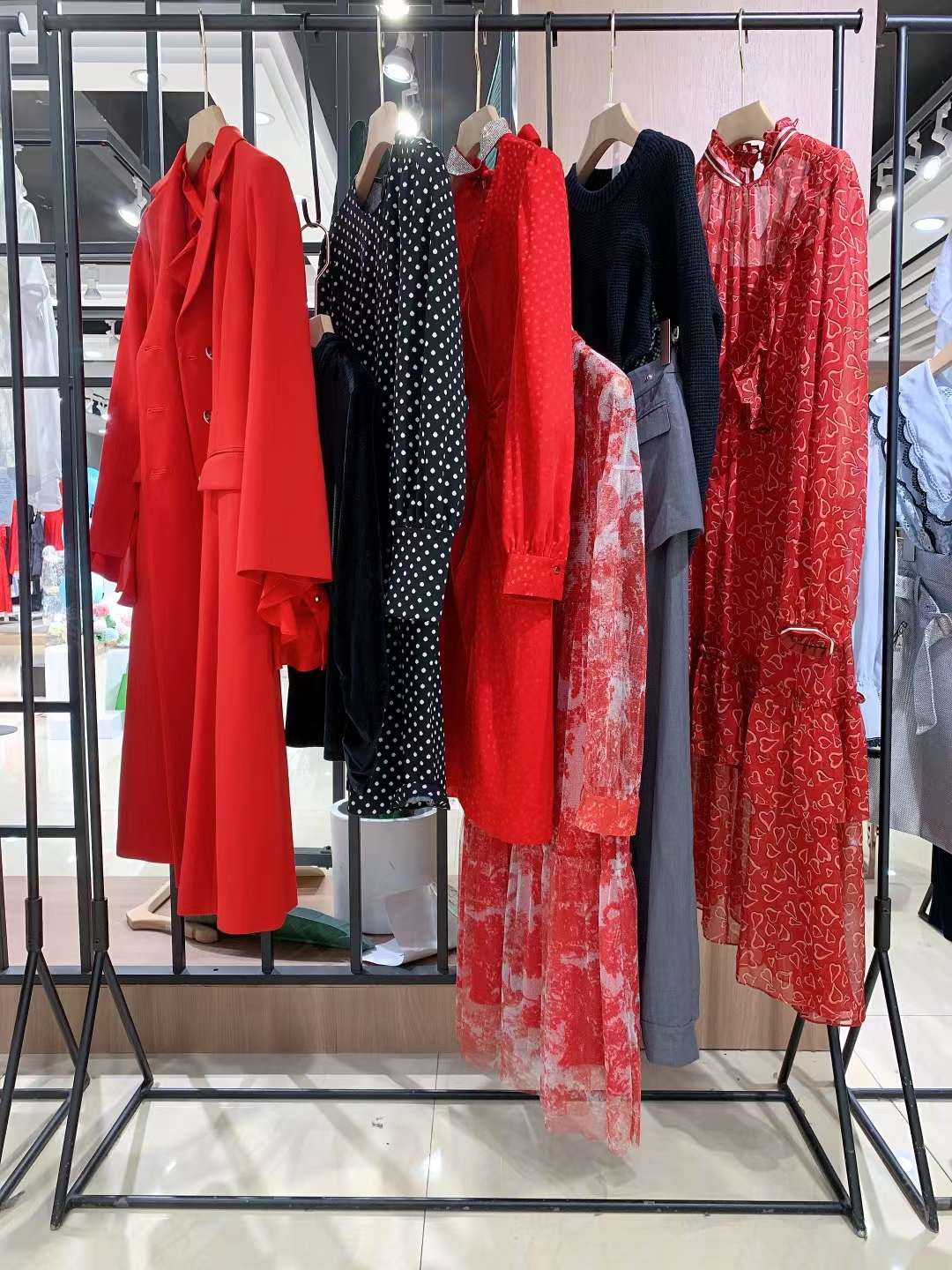芭蒂娜2023春新款高端撤柜品牌折扣女裝尾貨庫存一手貨源實(shí)體店