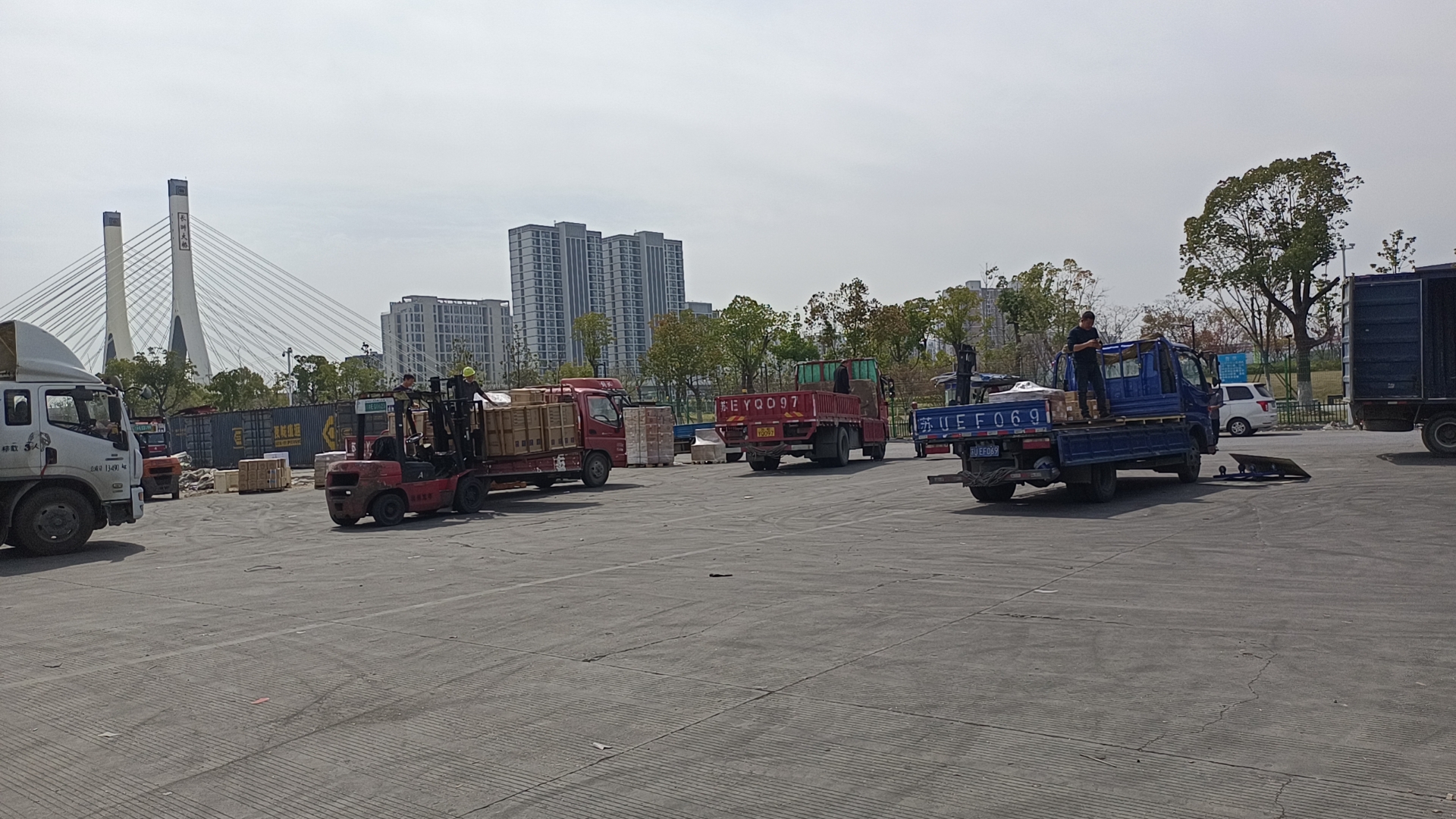 蘇州到安順大件公路 整車零擔(dān) 家具物流 轎車托運(yùn) 危險(xiǎn)品專線 化工運(yùn)輸公司  蘇州往安順長途直達(dá)